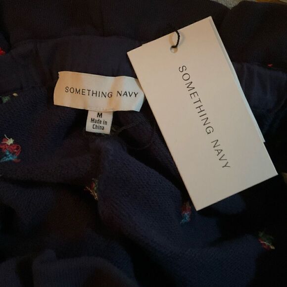 NWT Something Navy Blue Floral Embroidered High Waist Shorts - Picture 7 of 7